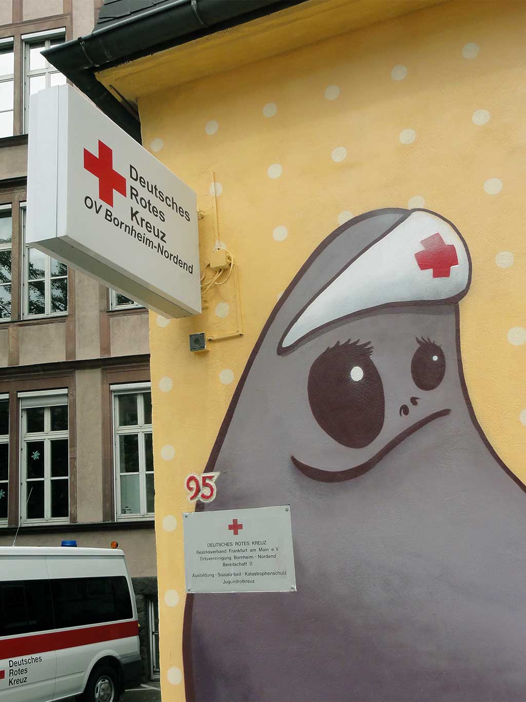 Zwei große Cityghosts beim Deutschen Roten Kreuz am Günthersburgpark