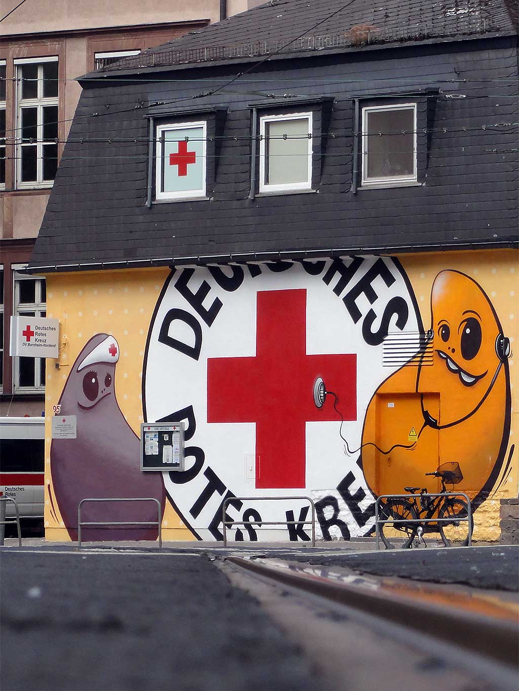 Zwei große Cityghosts beim Deutschen Roten Kreuz am Günthersburgpark