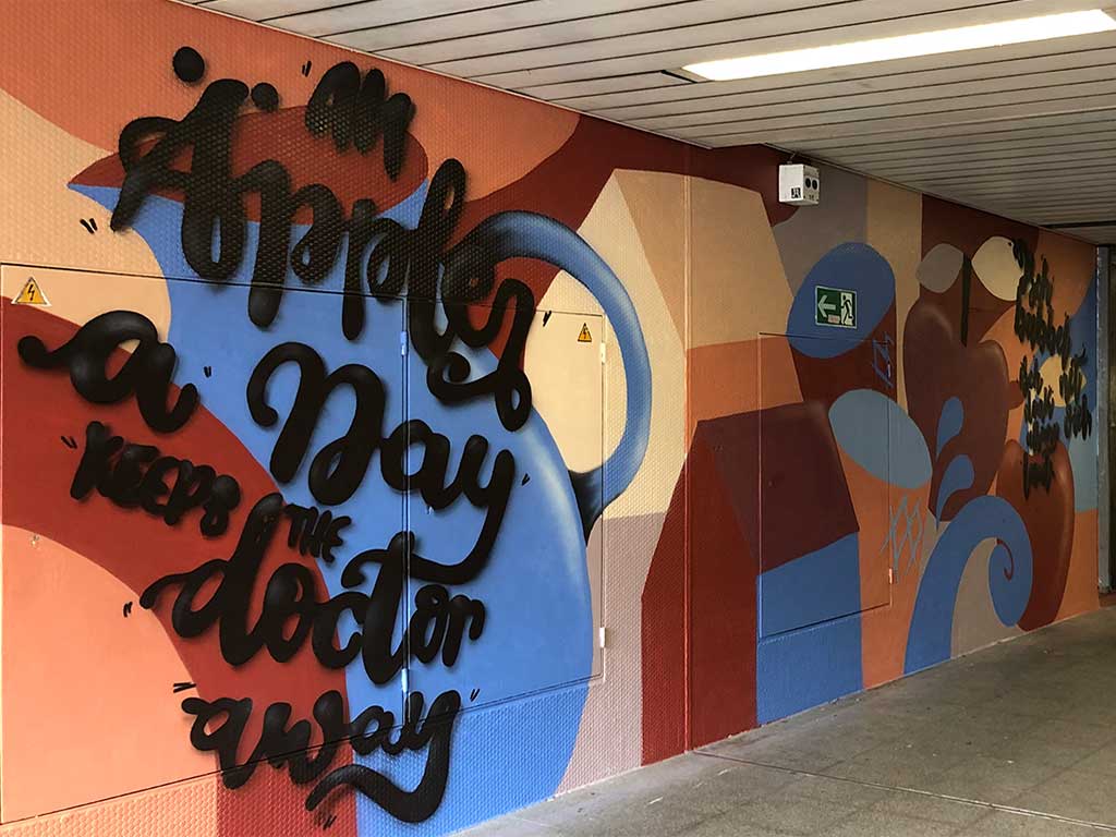 An Äppler a day keeps the doctor away in der S-Bahn-Station Lokalbahnhof