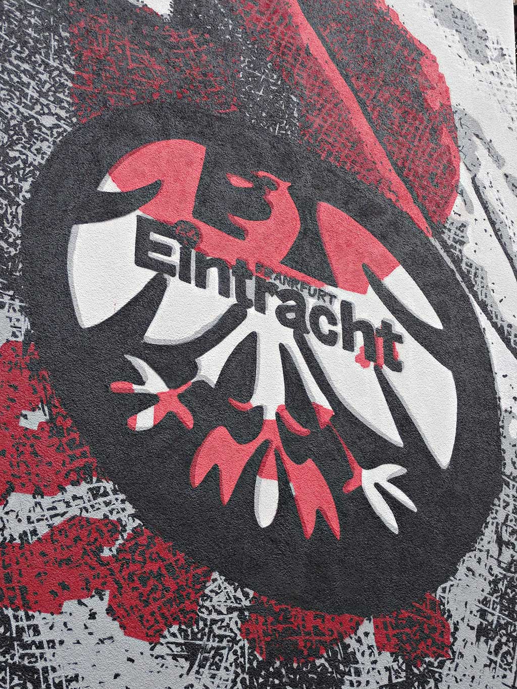 Portrait des Ex-Eintracht-Frankfurt-Spielers Anthony Yeboah und ein antirassistisches Ziat von ihm