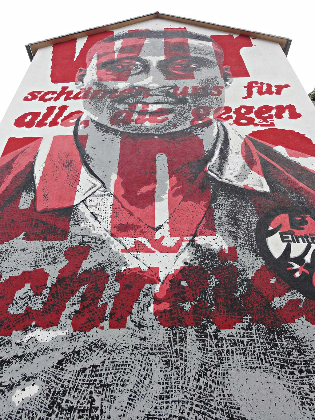 Portrait des Ex-Eintracht-Frankfurt-Spielers Anthony Yeboah und ein antirassistisches Ziat von ihm