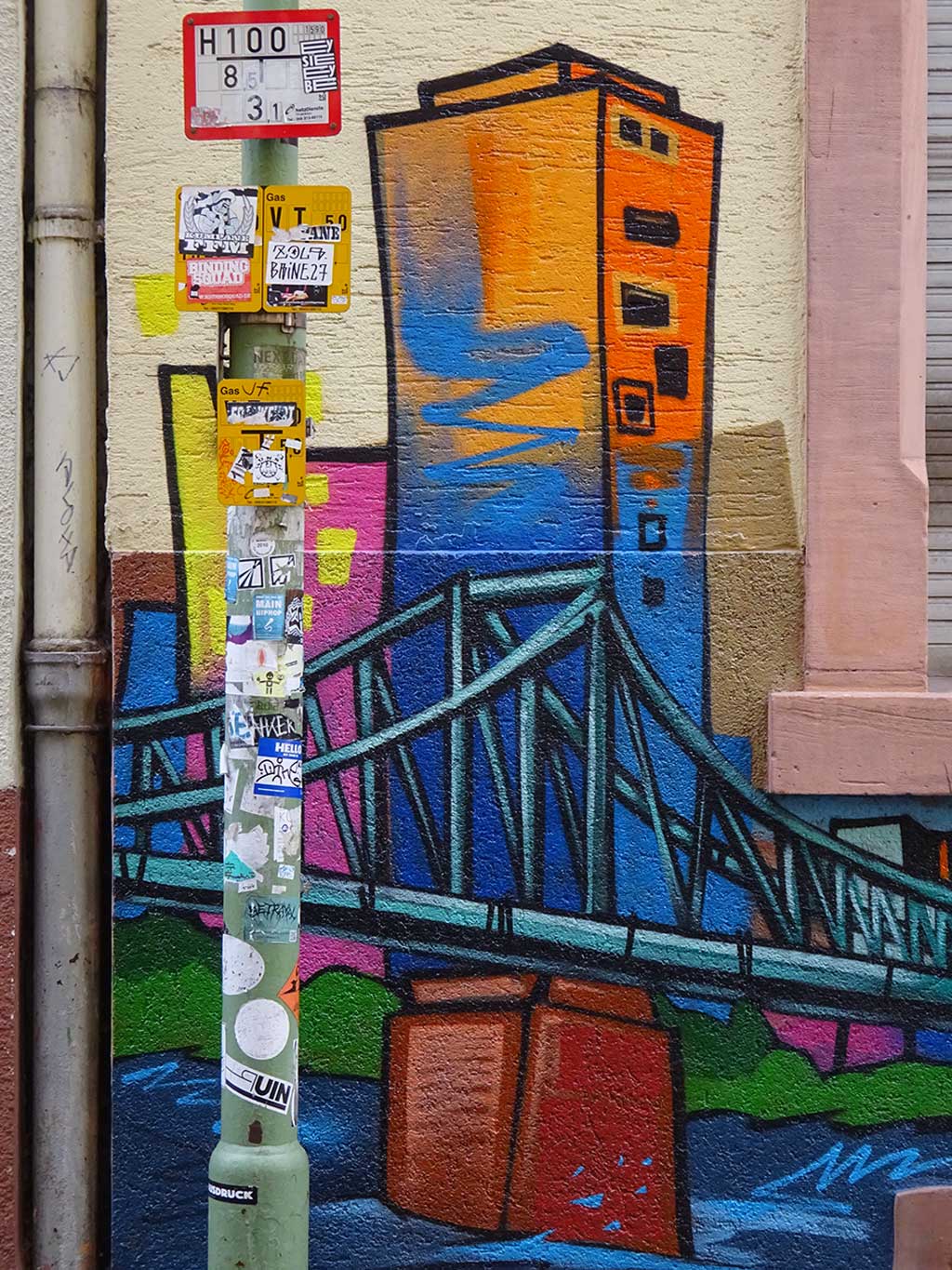 Hauswand mit Frankfurter/Sachsenhäuser Motive wie Ebbelwei-Expreß, Frau Rauscher, Henninger Turm und Skyline