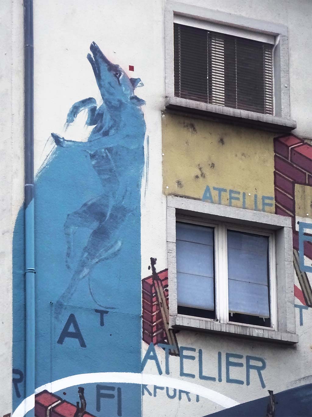 Detailreiches Mural ziert Hausfassade des Atelier-Frankfurt-Gebäudes