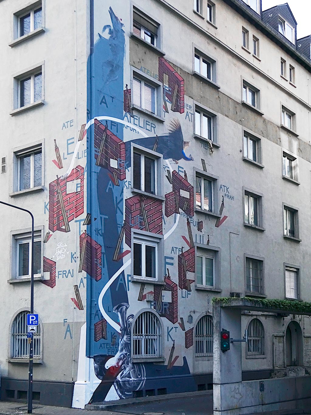Detailreiches Mural ziert Hausfassade des Atelier-Frankfurt-Gebäudes