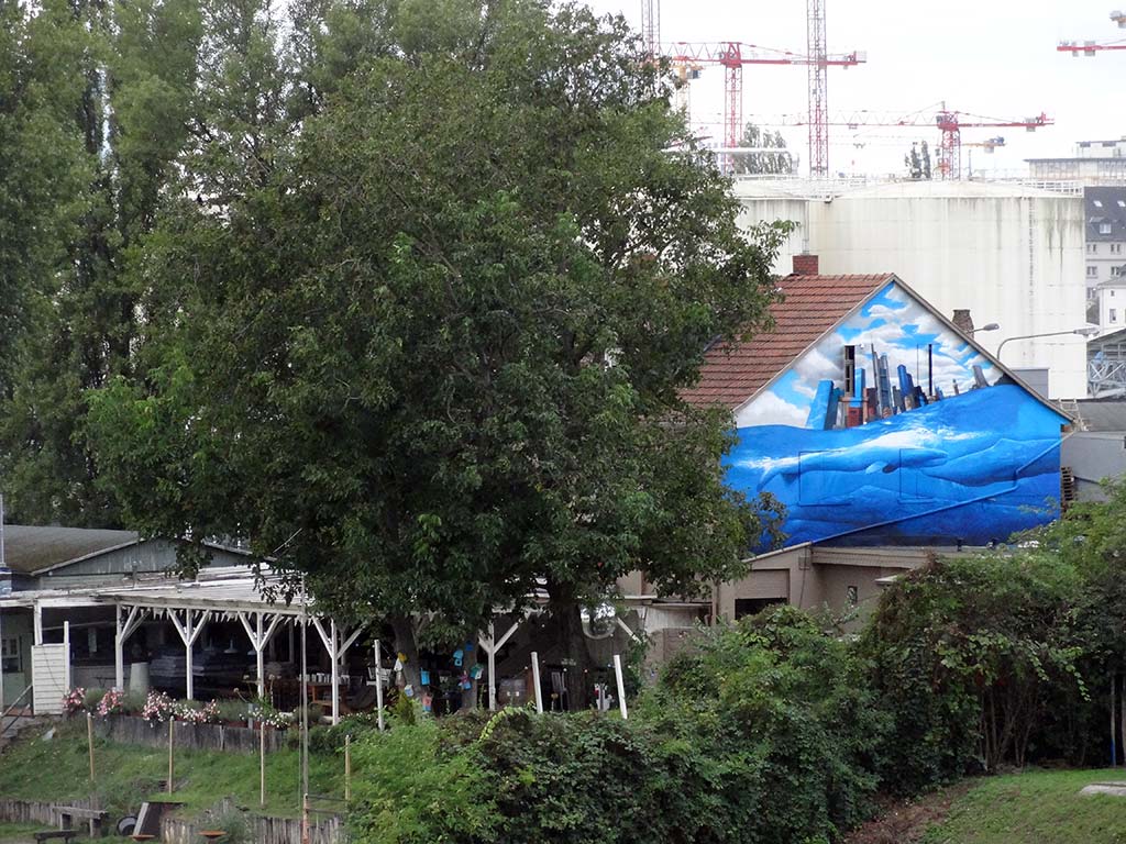 Frankfurter Skyline mit Unterwasserperpektive