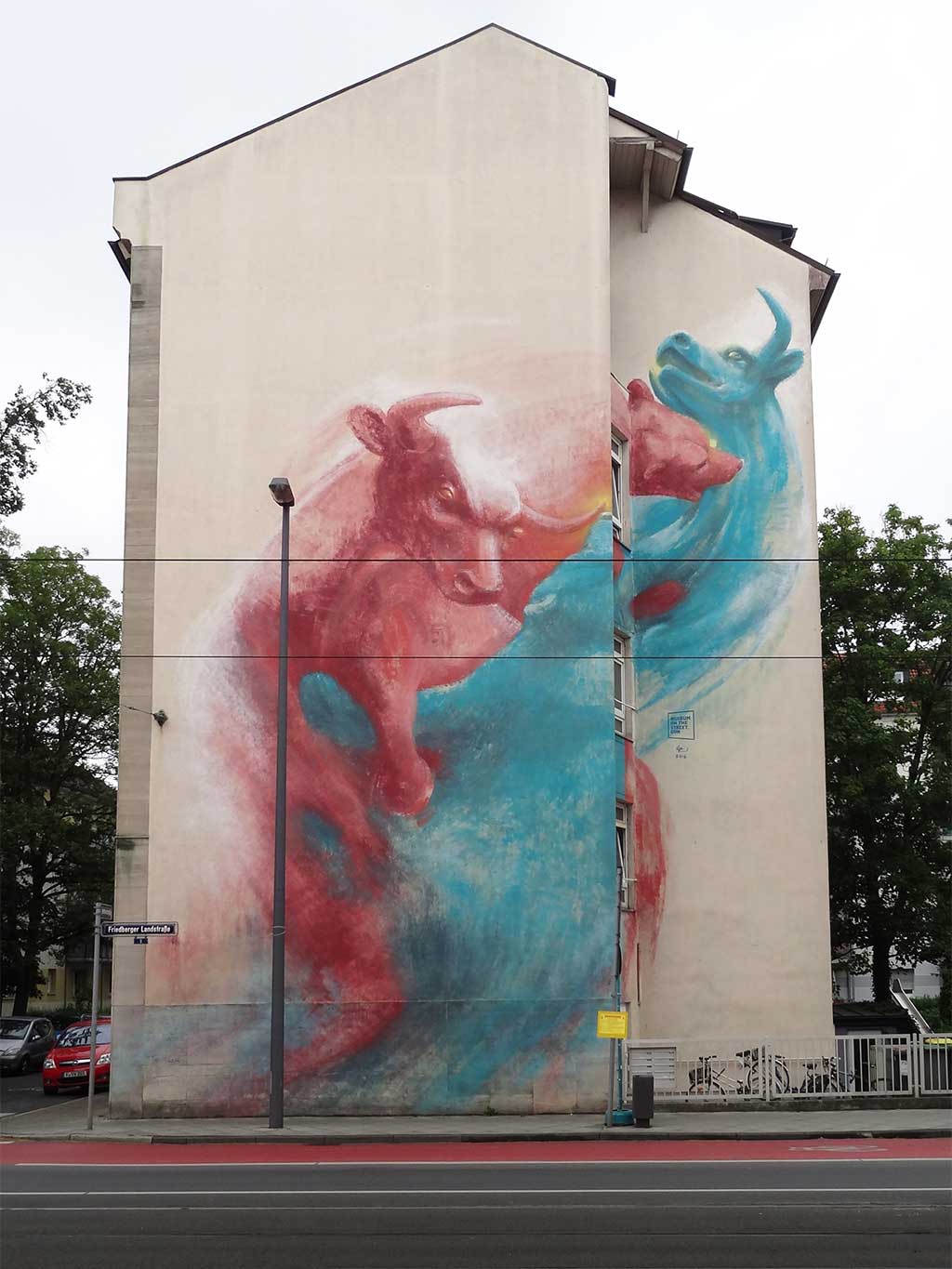 Mural zeigt kämpfenden Bulle und Bär