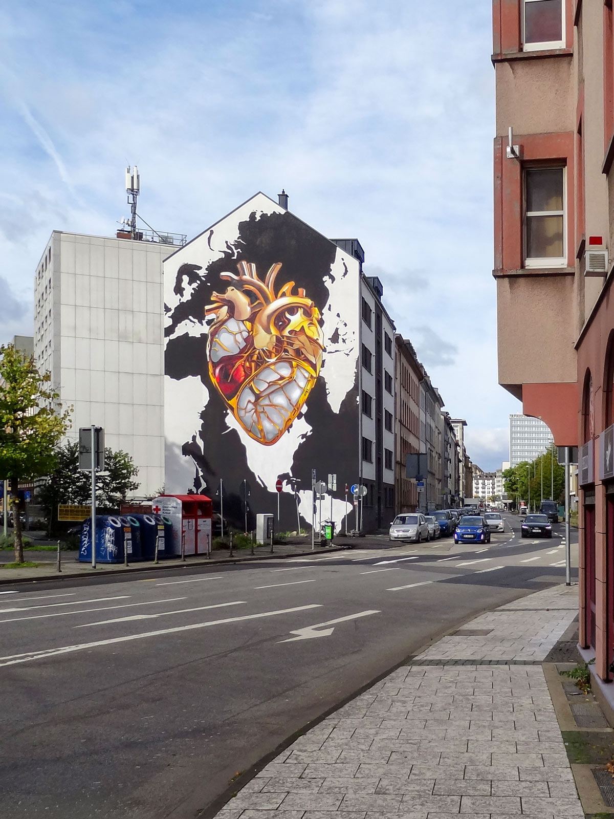 Mural in Frankfurt von Core zeigt goldenes Herz über schwarz-weißer Weltkarte