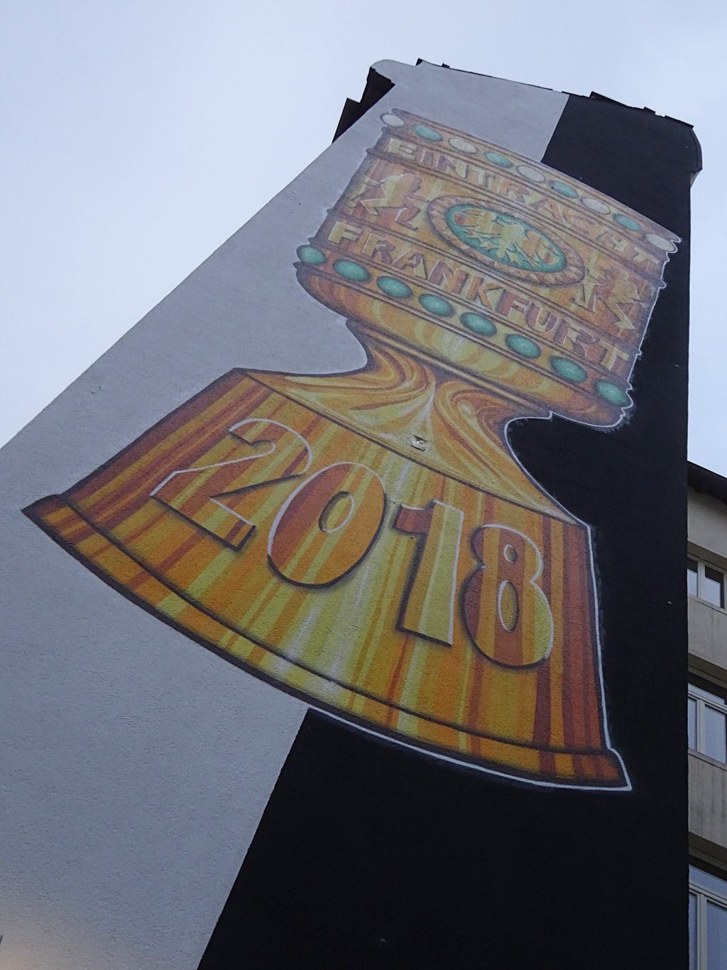 DFB-Pokal auf schwarz-weißen Hintergrund an Hausfassade in Frankfurt