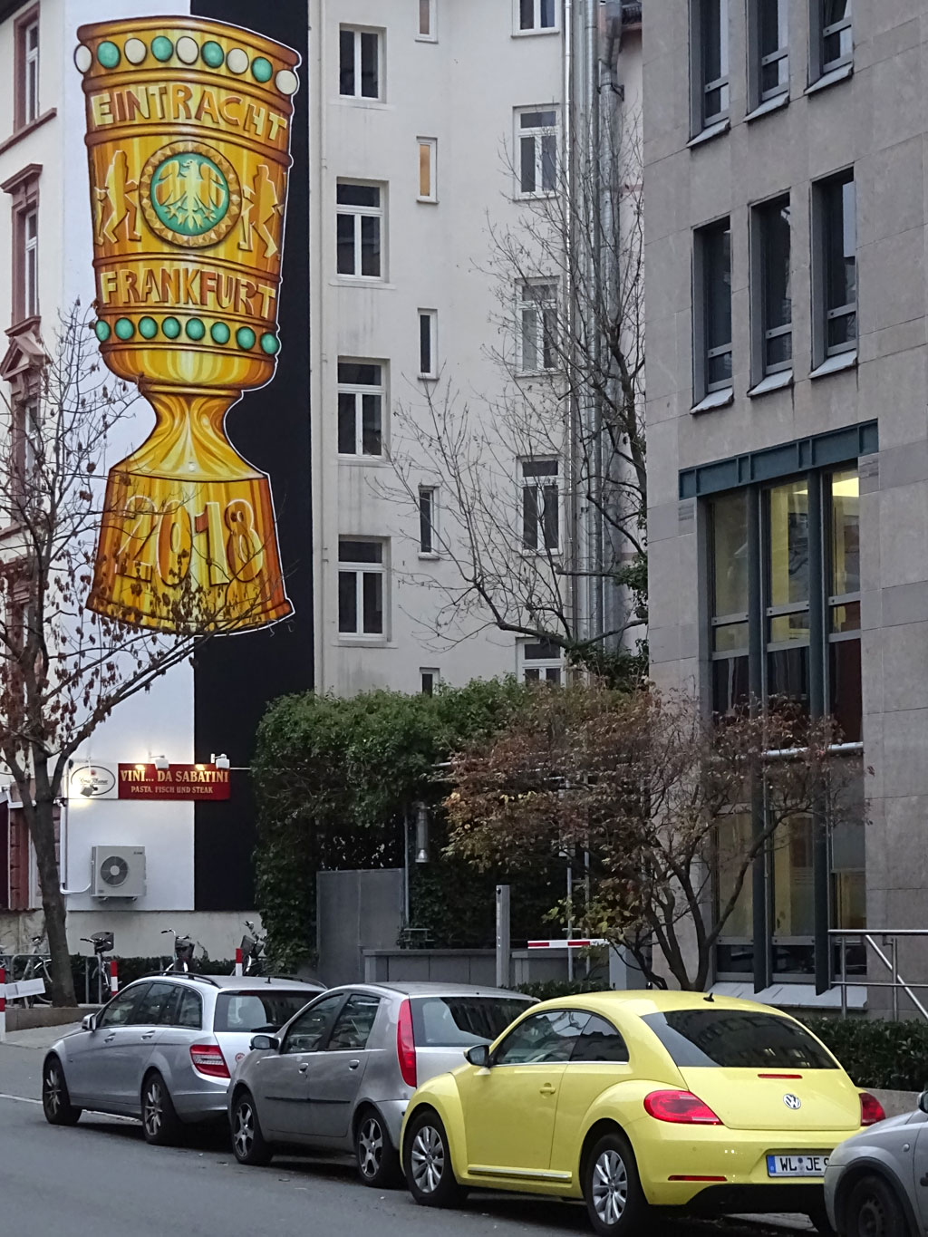 DFB-Pokal auf schwarz-weißen Hintergrund an Hausfassade in Frankfurt