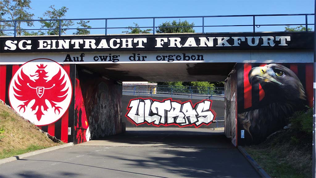 Graffitigestaltung am Stadion der Frankfurter Eintracht thematisiert Fans, Spielstätte und Verein