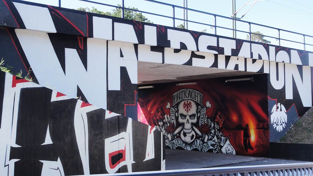 Graffitigestaltung am Stadion der Frankfurter Eintracht thematisiert Fans, Spielstätte und Verein