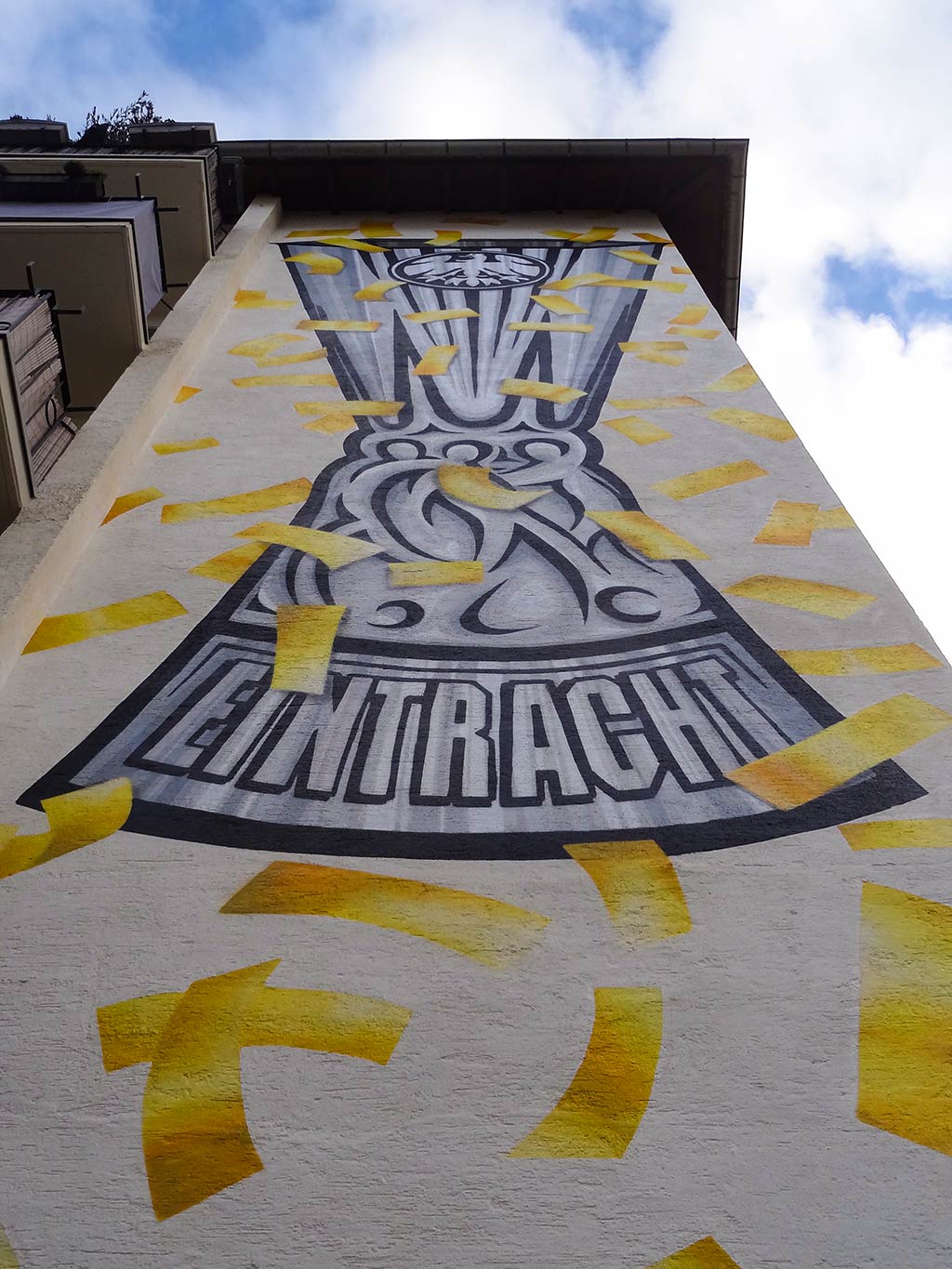 Pokal mit Eintracht-Wappen und goldenen Schnipseln