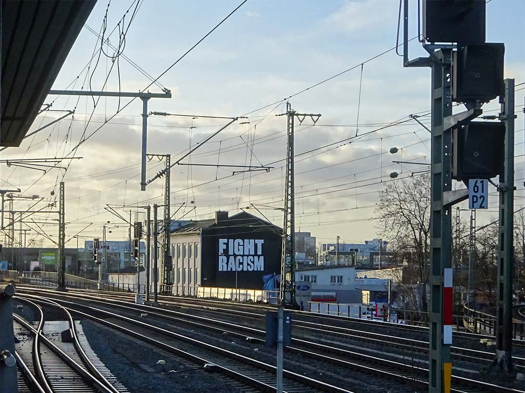 Fight Racism - Slogan mit weißer Schrift auf schwarzem Hintegrund
