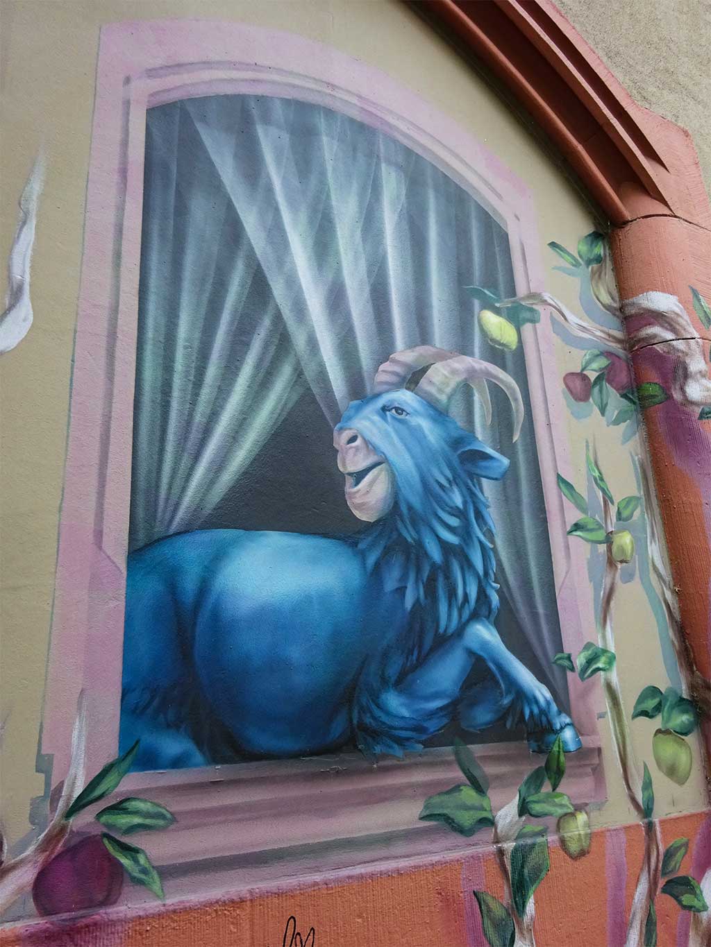 Frau Rauscher und der Blaue Bock schauen zum Fenster hinaus