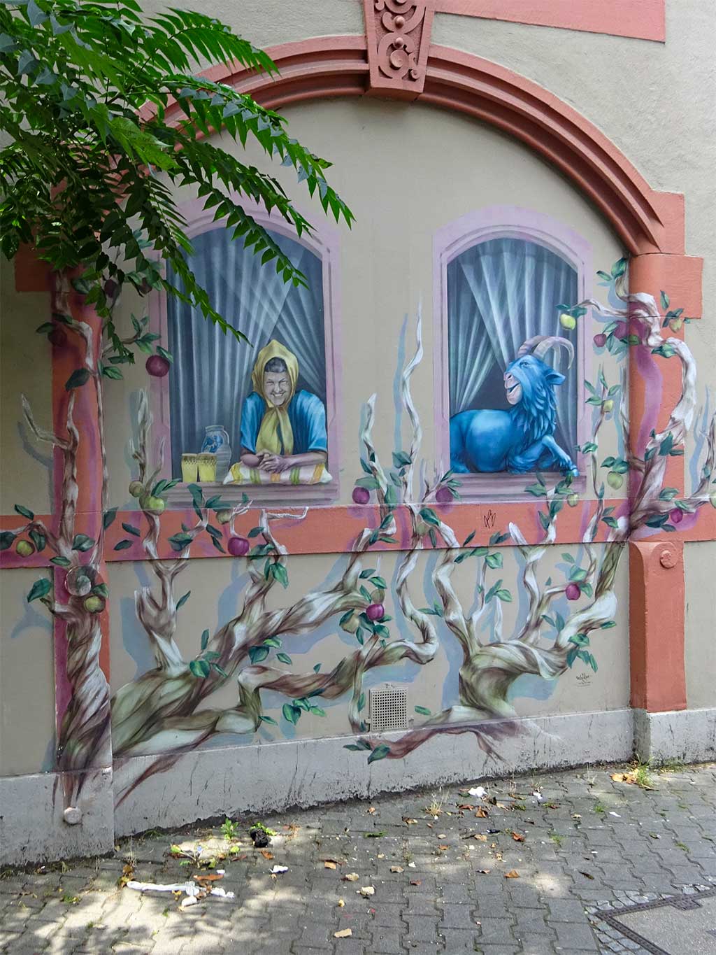 Frau Rauscher und der Blaue Bock schauen zum Fenster hinaus