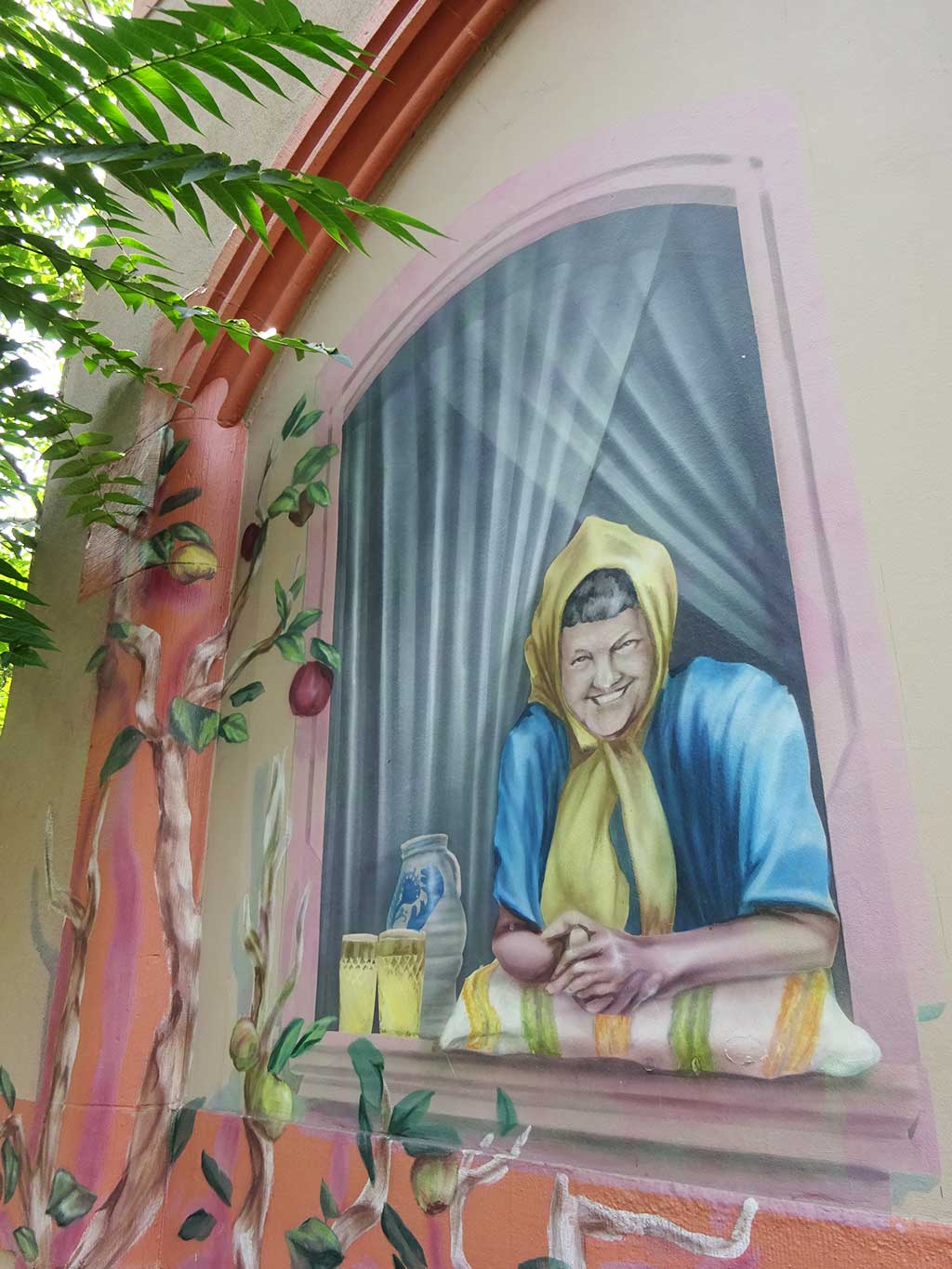 Frau Rauscher und der Blaue Bock schauen zum Fenster hinaus
