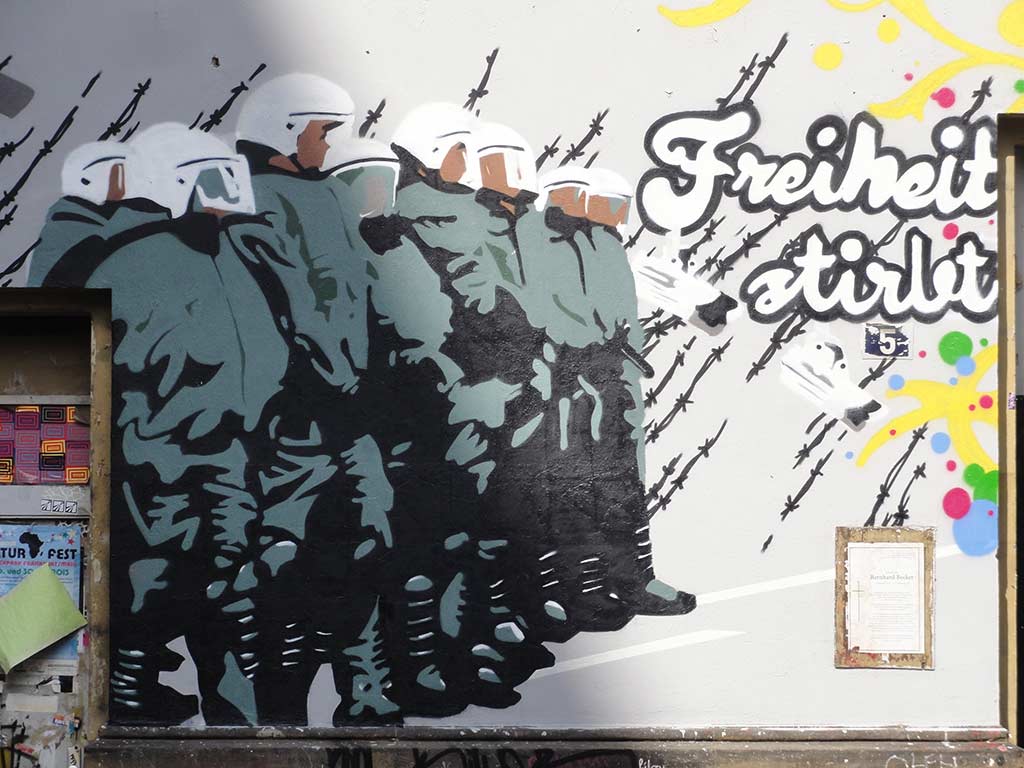 Demo-Situation: Polizei und Antifa-Demonstration stehen sich gegenüber