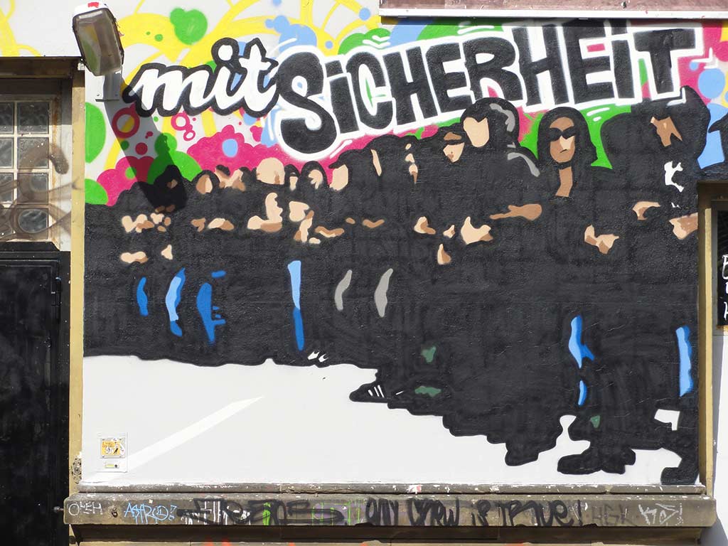 Demo-Situation: Polizei und Antifa-Demonstration stehen sich gegenüber