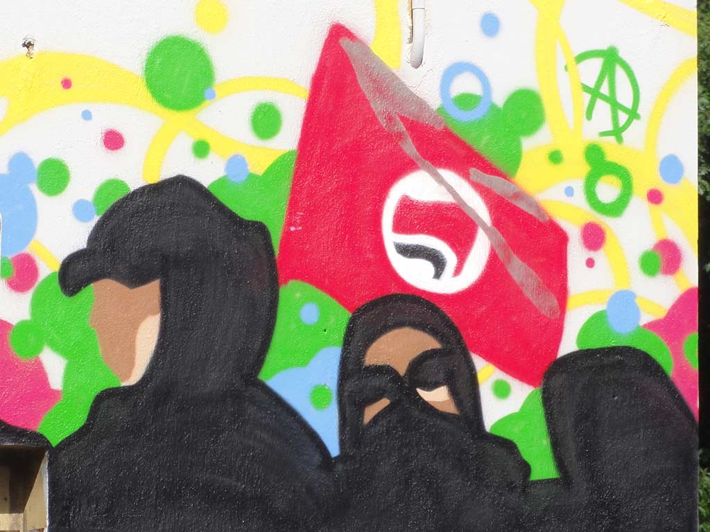 Demo-Situation: Polizei und Antifa-Demonstration stehen sich gegenüber