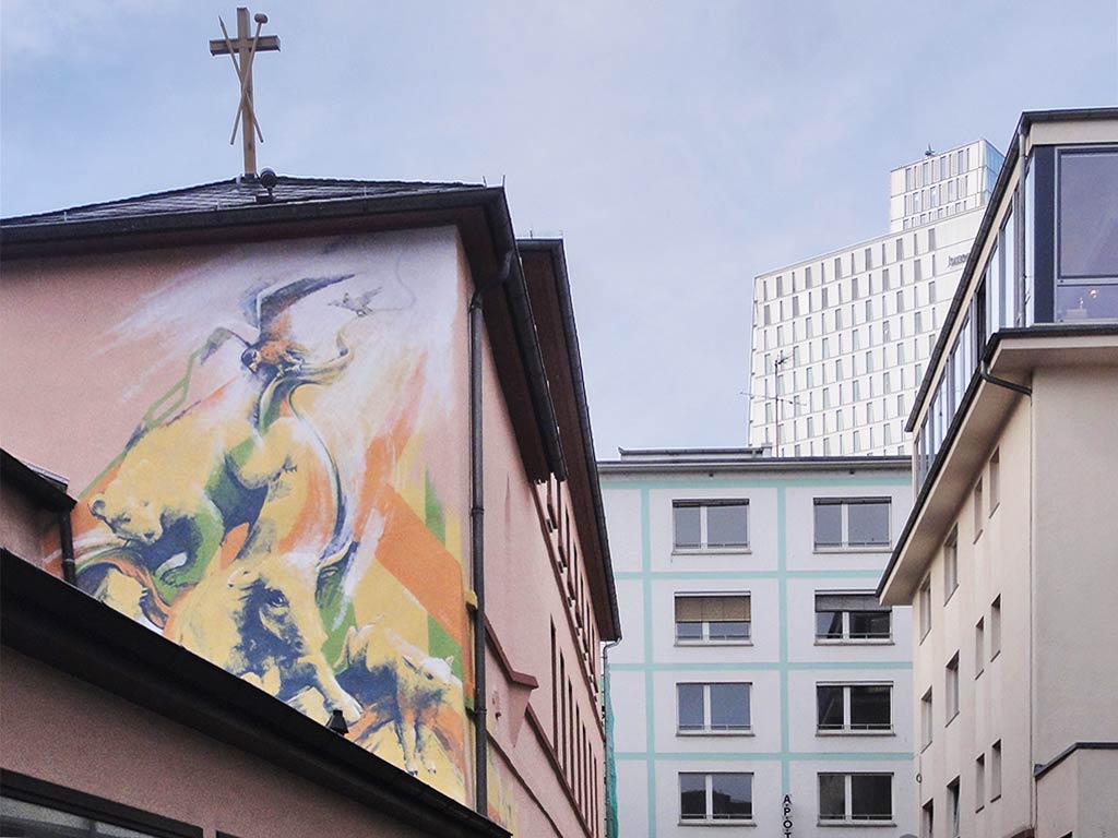 Durch ein Band verbundene Tiere an Hausfassade des Liebfrauenklosters