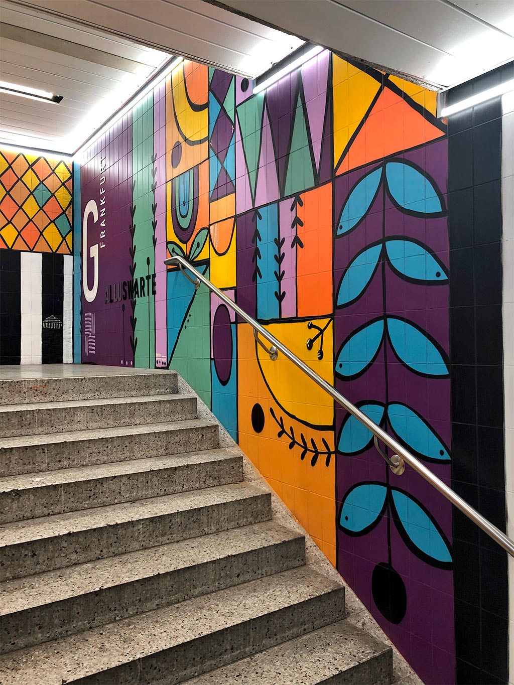 Florales Motivwelt ziert Wände der S-Bahn-Station Galluswarte