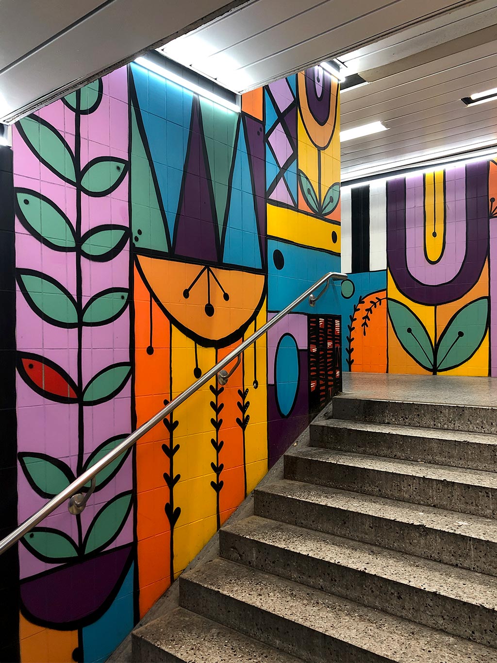 Florales Motivwelt ziert Wände der S-Bahn-Station Galluswarte