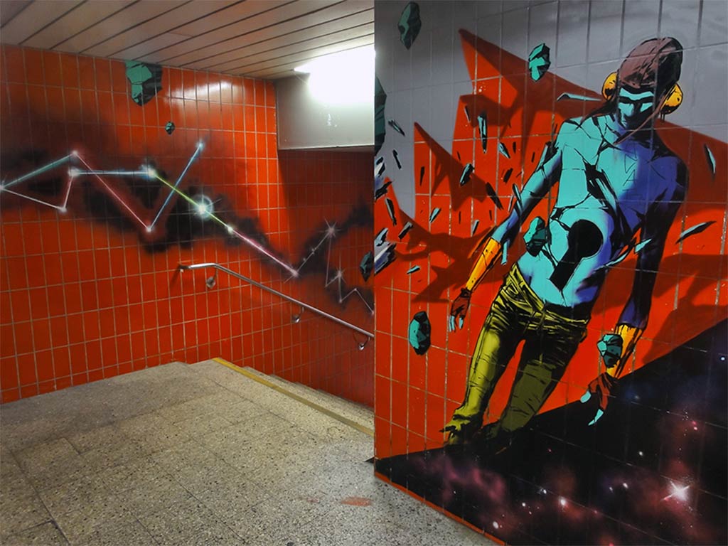 Schlösser, Schlüsselöcher, Gestein und blaue Wesen auf den KAcheln der S-Bahn-Station Galluswarte