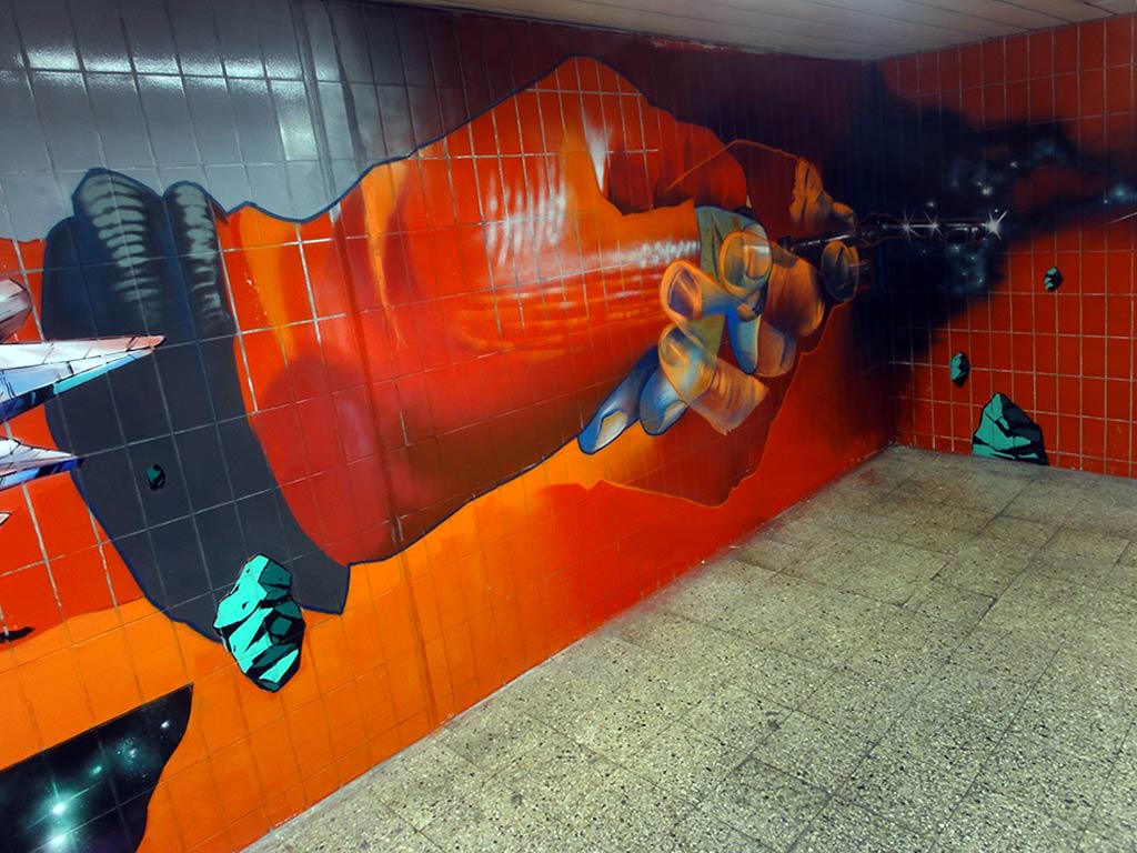 Schlösser, Schlüsselöcher, Gestein und blaue Wesen auf den KAcheln der S-Bahn-Station Galluswarte