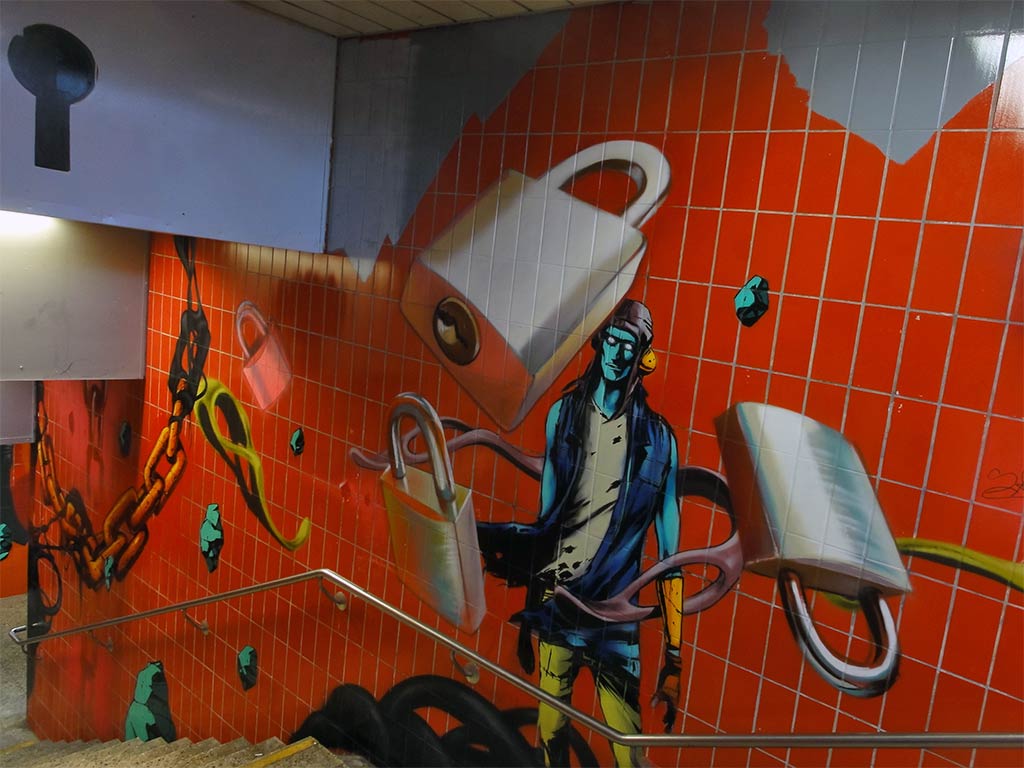Schlösser, Schlüsselöcher, Gestein und blaue Wesen auf den KAcheln der S-Bahn-Station Galluswarte
