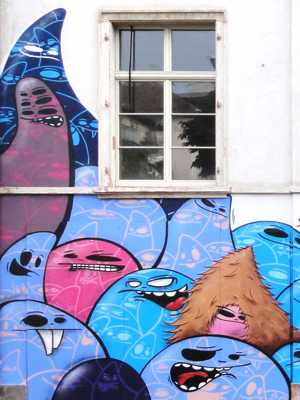 Fassadengestaltung mit vielen blaue Cityghost-Figuren