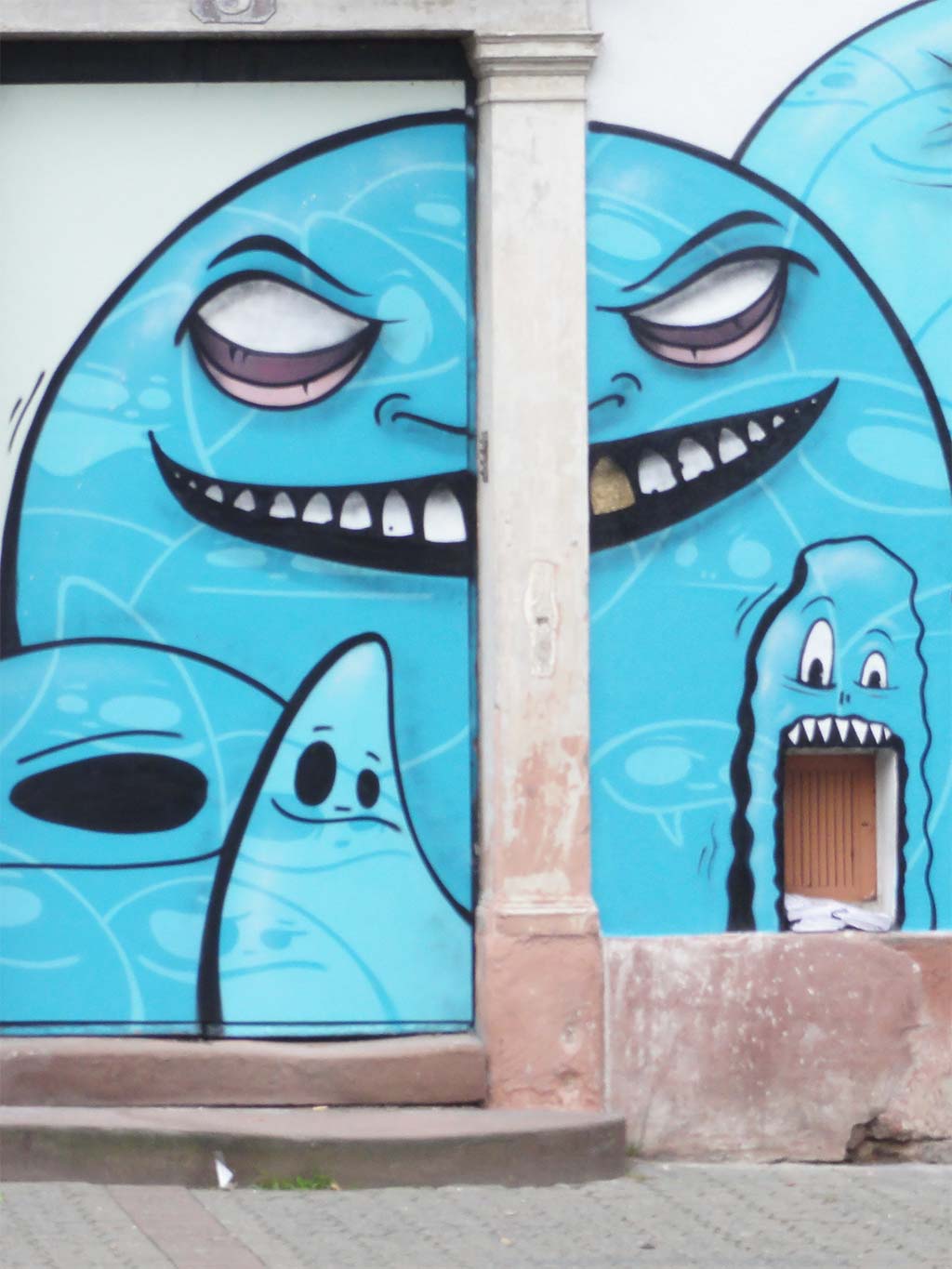 Fassadengestaltung mit vielen blaue Cityghost-Figuren