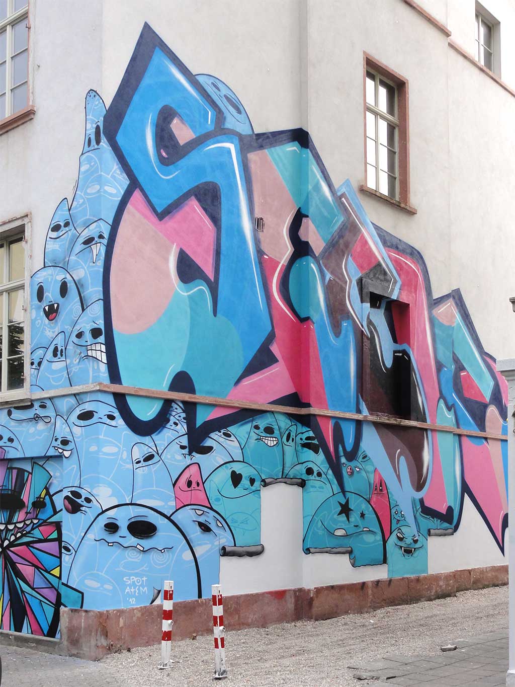 Fassadengestaltung mit vielen blaue Cityghost-Figuren