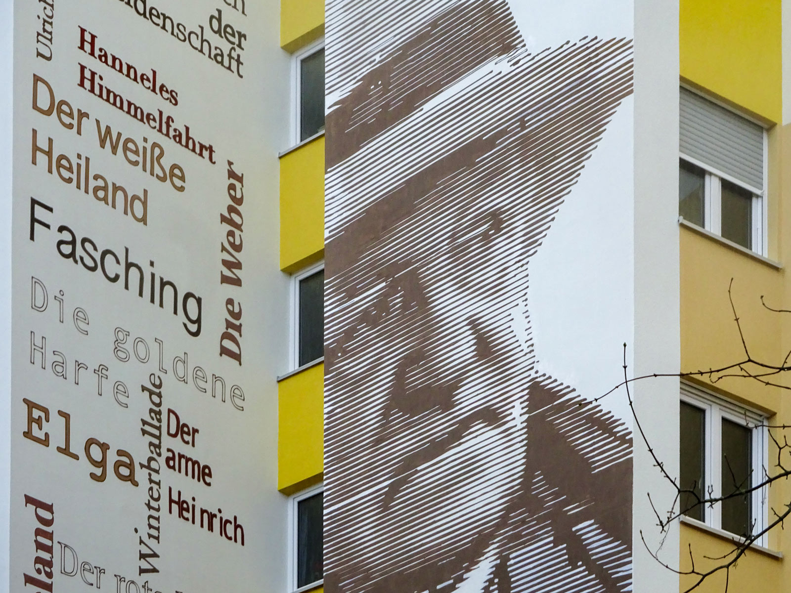 Fotorealistisches schwarz-weiß-Portrait von Gerhart Hauptmann an Wohnhochhaus in Frankfurt-Niederursel