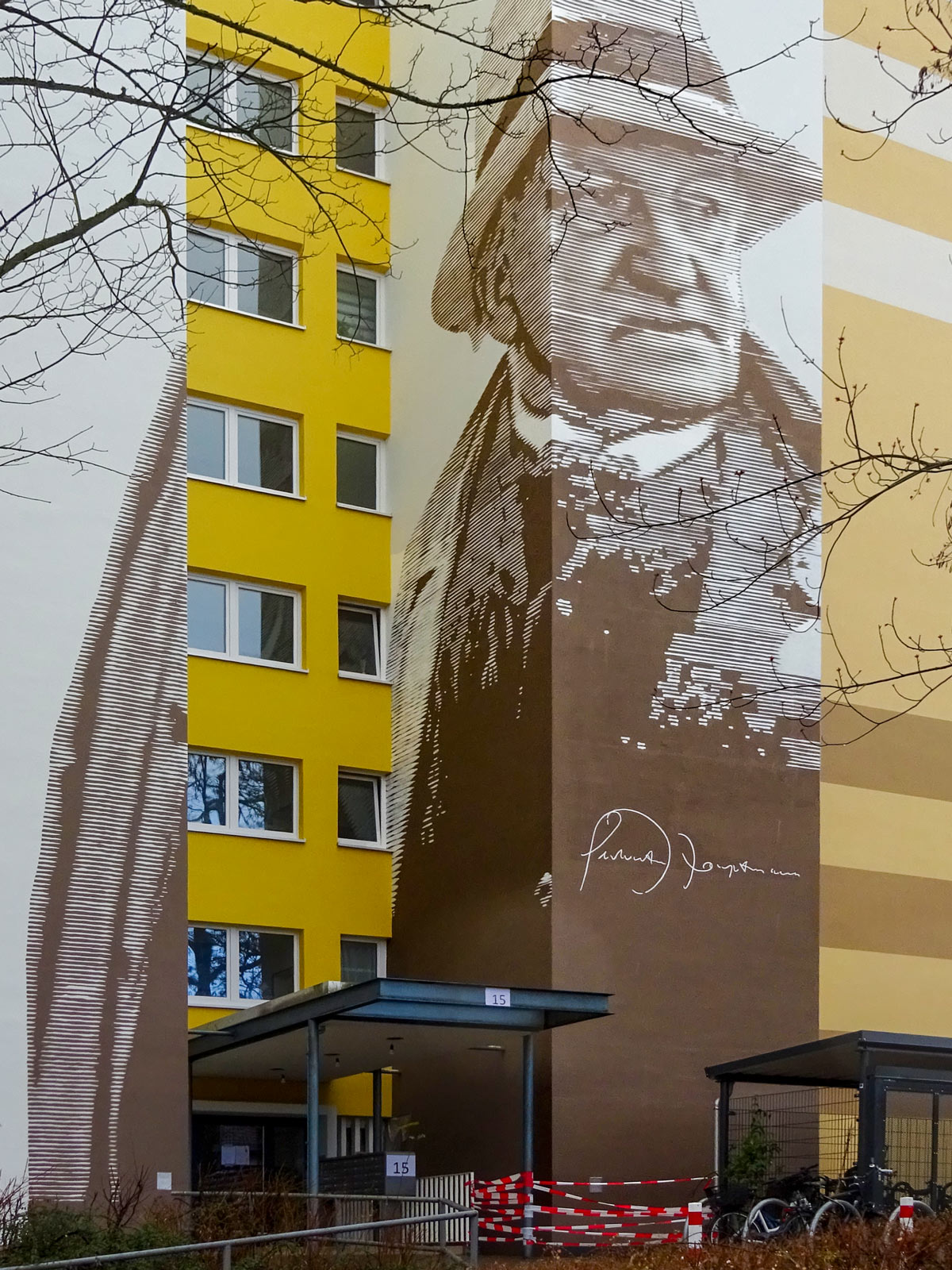 Fotorealistisches schwarz-weiß-Portrait von Gerhart Hauptmann an Wohnhochhaus in Frankfurt-Niederursel