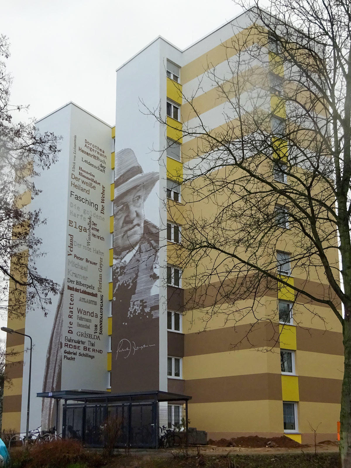 Fotorealistisches schwarz-weiß-Portrait von Gerhart Hauptmann an Wohnhochhaus in Frankfurt-Niederursel