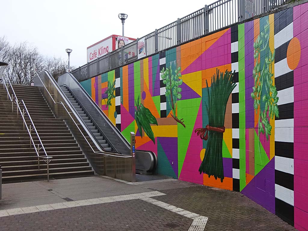 Fläche an S-Bahn-Station Mühlberg thematisiert die 7 Kräuter der Frankfurter Grünen Soße