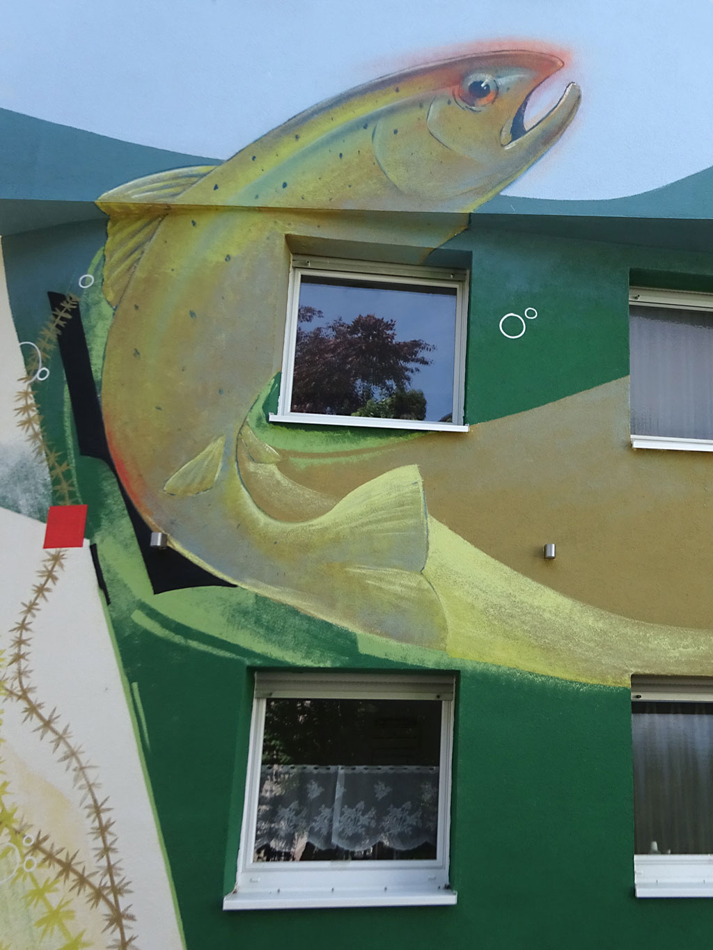Mural in Frankfurt-Heddernheim thematisiert mit einigen Tieren und Herbert Spencer dessen Ausdruck Survival of the fittest