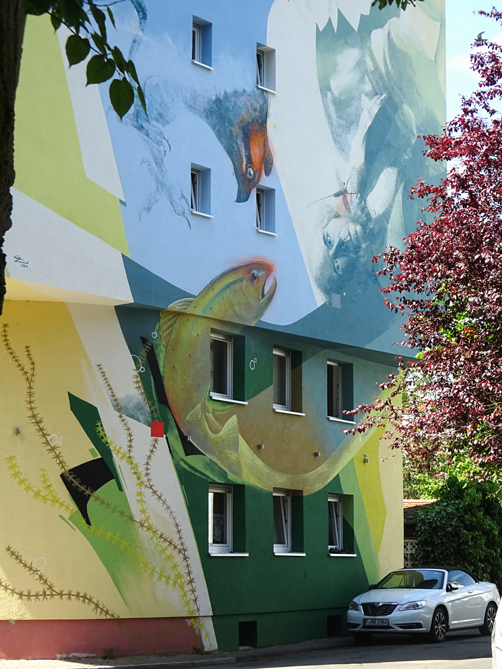 Mural in Frankfurt-Heddernheim thematisiert mit einigen Tieren und Herbert Spencer dessen Ausdruck Survival of the fittest