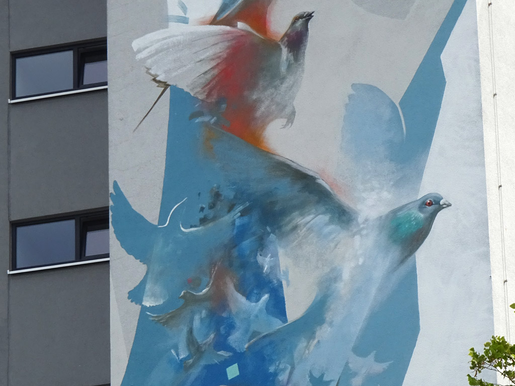 Mural an Studierendenwohnheim in Frankfurt-Eckenheim zeigt einen Taubenschwarm