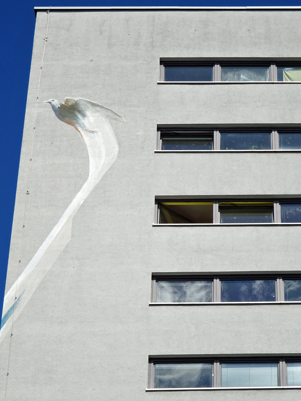 Mural an Studierendenwohnheim in Frankfurt-Eckenheim zeigt einen Taubenschwarm