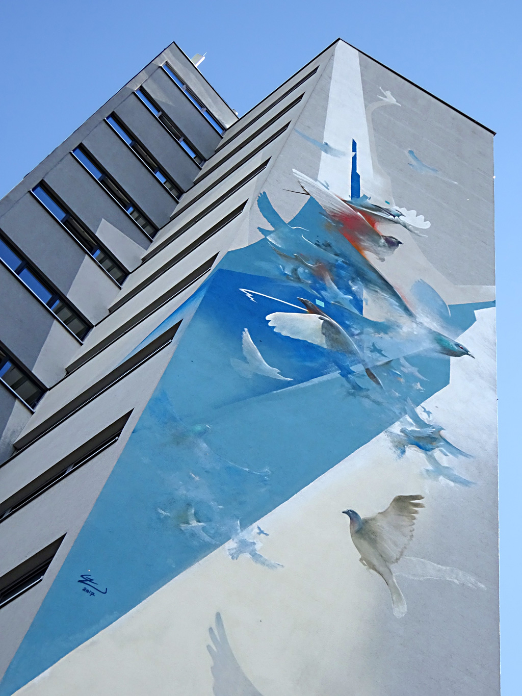 Mural an Studierendenwohnheim in Frankfurt-Eckenheim zeigt einen Taubenschwarm