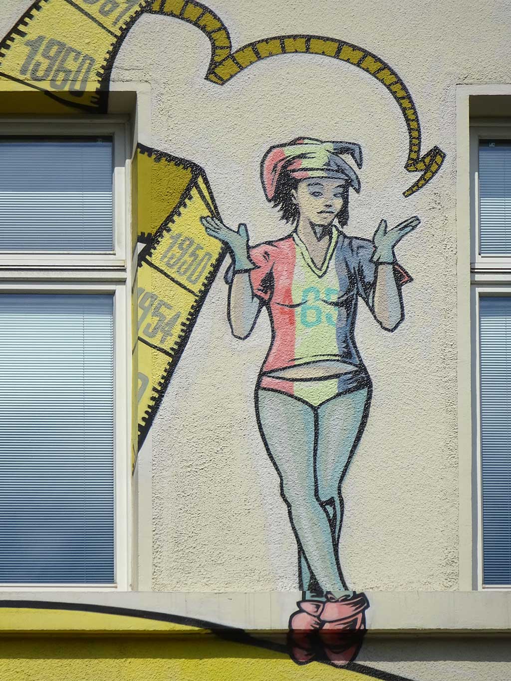 Rund 60 Figuren auf der Hausfassade illustrieren die Geschichte des Maßschneiderhandwerks sowie die Mode der jeweiligen Zeit