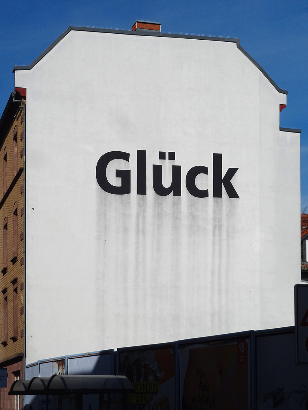 Haus mit dem Wort Glück