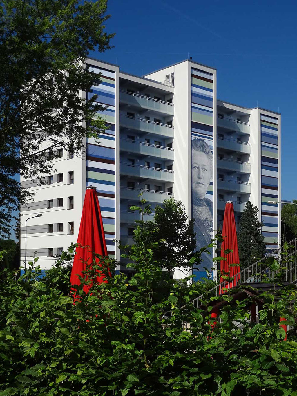 Wohnhochhaus in Schwanheim mit großem Wandbild von Henriette Fürth