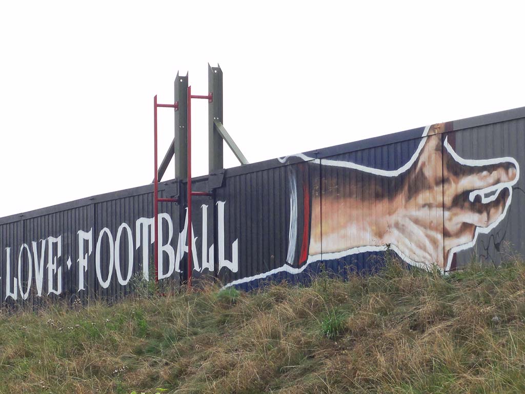 Zwei ausgestreckte Hände und dazwischen der Spruch Love Football Hate Racism