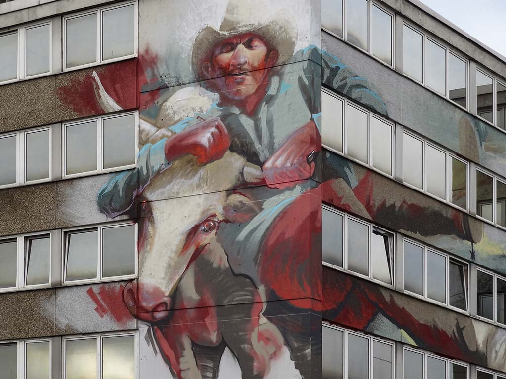 Rodeo-Mural mit Cowboy, Pferd und Rind