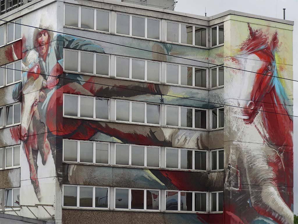 Rodeo-Mural mit Cowboy, Pferd und Rind