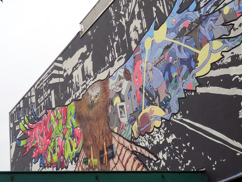 Großer Adler an Hausfassade