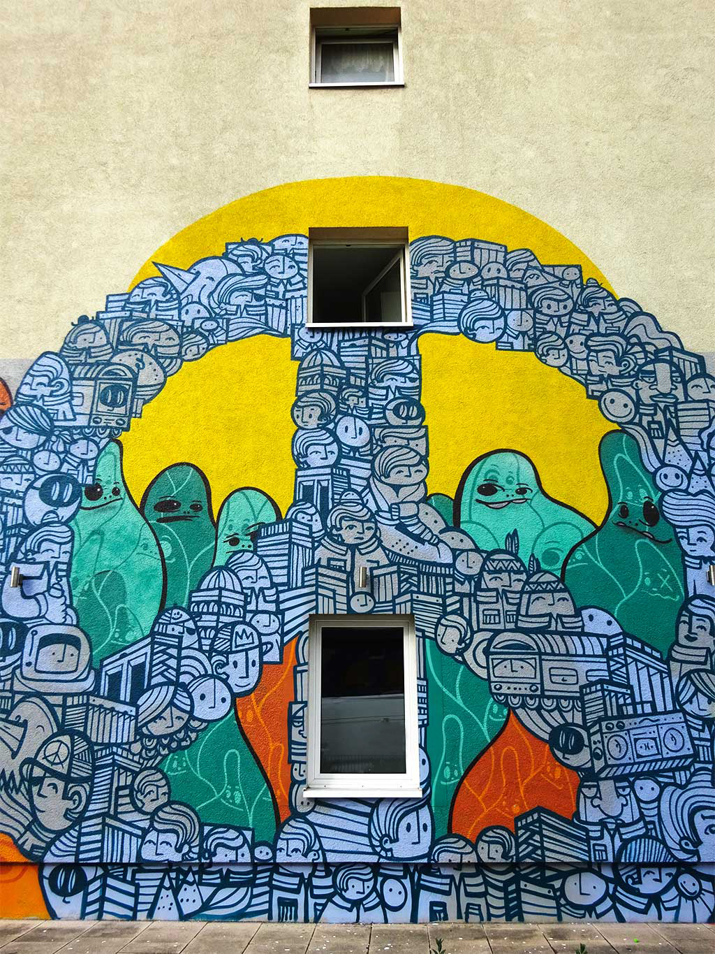 Cityghosts und die Figuren von PYC zu einem Peace-Symbol geformt an Hausfassade in Frankfurt-Sachsenhausen