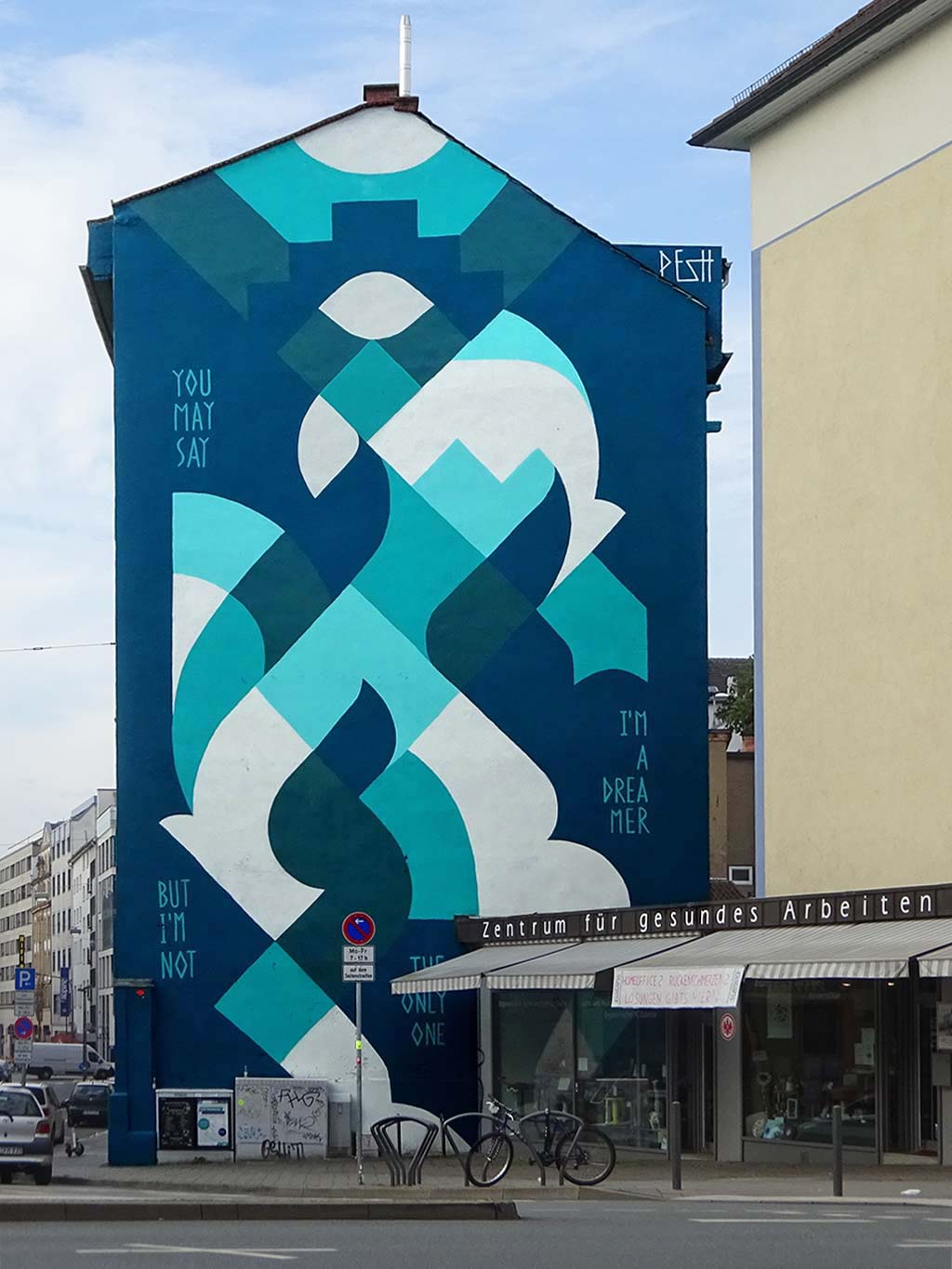 Mural mit Formen, Texturen, Farben und Zitat aus John-Lennon-Song Imagine